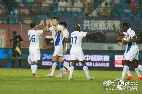 国米也面临多支球队的竞争，包括十分欣赏布坎南的曼城。